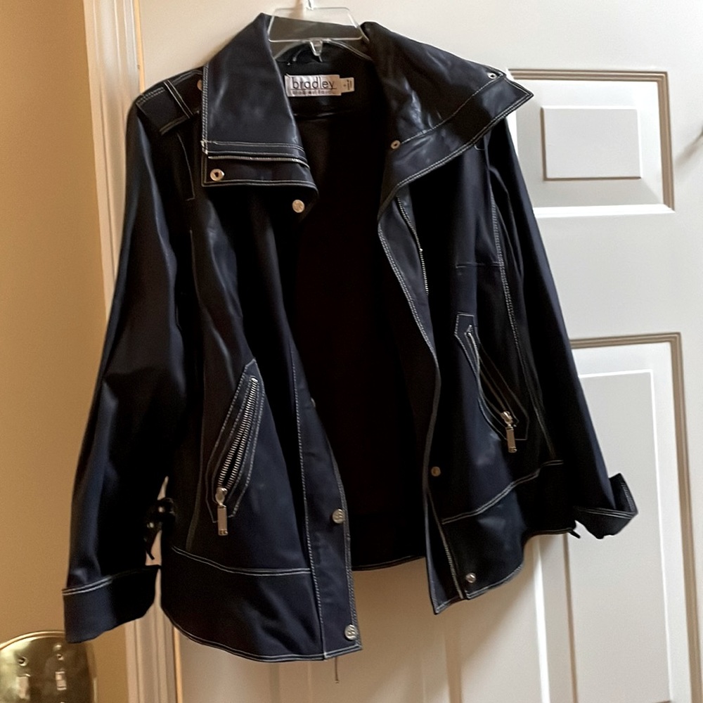 Bradley Bayou navy all soft leather bomber jacket. The lining zips out. Ex. Con.